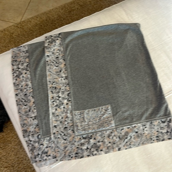 EUC Lululemon scarf with built in zipper pocket for keys, cash, etc! - Picture 1 of 2